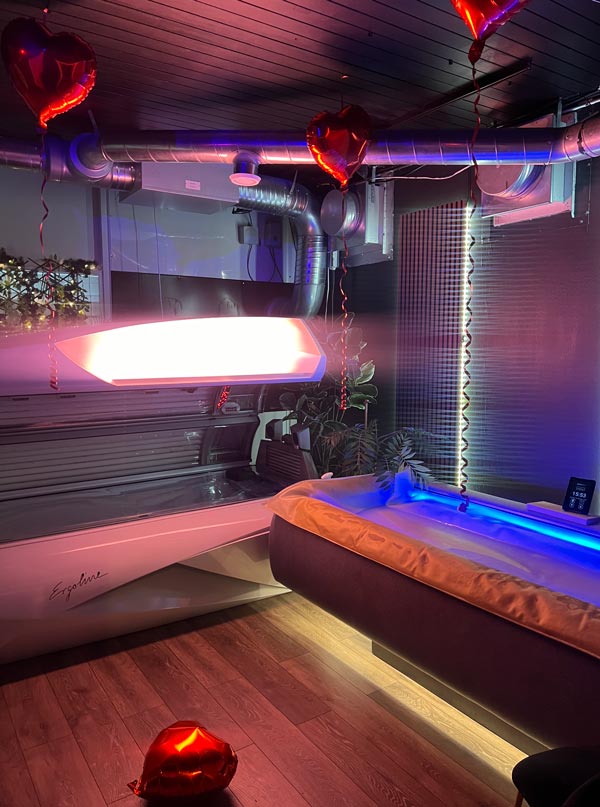 Spa med ballong-hjärtan i taket