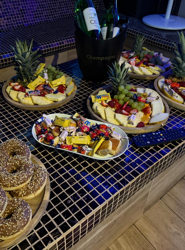Tilltugg, snacks och champange på ett bord